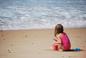 Child_playing_in_the_sand_at_Misquamicut_Beach